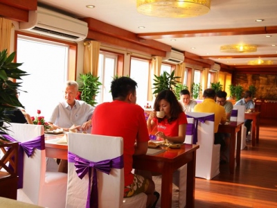huong-hai-sealife-cruises-dining3